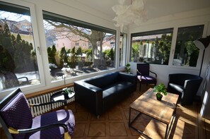 Lounge Sun room