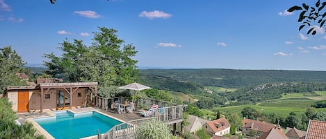 Pool and views of the valley