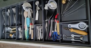 Couverts et outils de cuisine.