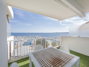 Last floor apartment Equipped with terrace, direct sea view