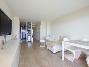 pleasant bright air-conditioned living room, TV, WIFI, dining area