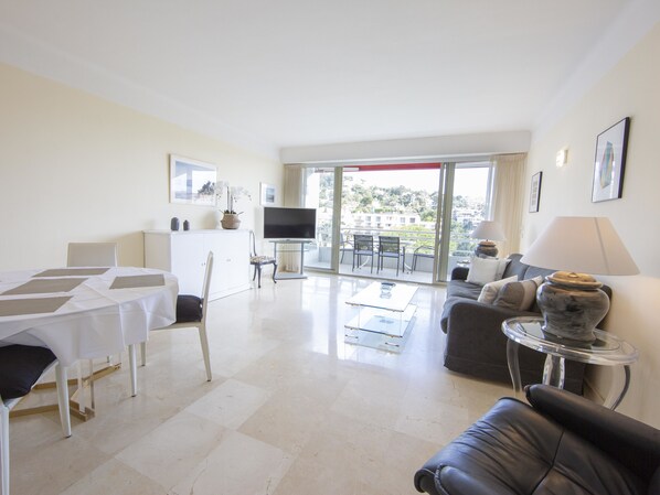 double bright air-conditioned living room equipped, sofa, tv, dining table, wifi