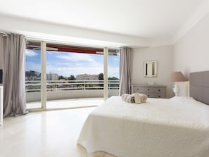 first large air conditionned bedroom open onto the south terrace