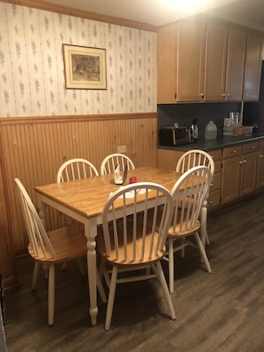 Eat In Kitchen space seats 6