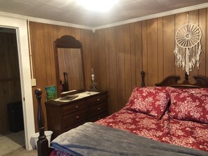 Bedroom 1 
Queen bed