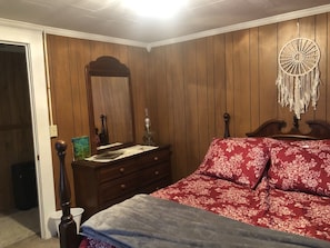 Bedroom 1
Queen bed
