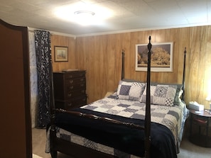 Bedroom 2
Queen bed