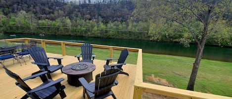 Back deck with gas fire pit! Yep, the White River is right there!