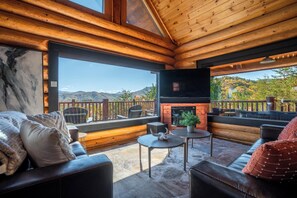 Mountain Sky Cabin: Relax in style-Living Room with Stunning Viewscapes