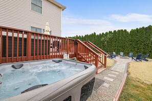 6 persons private hot tub