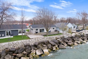 Cottage On-the-Rocks is located on the Right. The cottage on the left is another cottage in our listings, Relax On-the-Rocks. Both properties can be booked together under the name: All On-The-Rocks