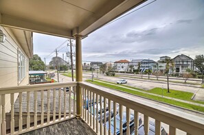 2 Covered Balconies | Kemah Boardwalk & Bay Views