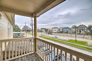 2 Covered Balconies | Kemah Boardwalk & Bay Views