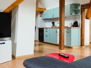 Cabinetry, Holz, Küche, Flooring, Haushaltsgerät, Countertop, Komfort, Fussboden, Materialeigenschaft, Hartholz