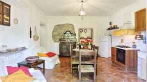 Möbel, Cabinetry, Bilderrahmen, Tabelle, Beleuchtung, Holz, Zimmerpflanze, Interior Design, Wohnzimmer, Schublade