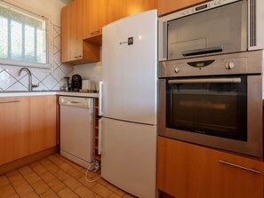 Cabinetry, Küchengerät, Haushaltsgerät, Spüle, Fenster, Herd, Küche, Holz, Interior Design, Flooring