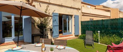 Property, Building, Furniture, Sky, Window, Table, Chair, Azure, Plant, Shade