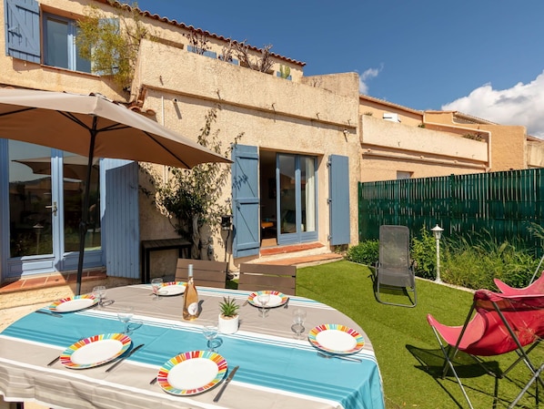 Propriété, Bâtiment, Meubles, Ciel, Fenêtre, Table, Chaise, Bleu Azur, Plante, Ombre