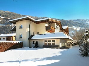 Himmel, Schnee, Gebäude, Pflanze, Eigentum, Fenster, Berg, Baum, Steigung, Haus