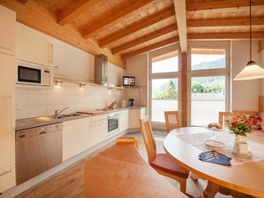 Möbel, Cabinetry, Tabelle, Countertop, Holz, Küchengerät, Stuhl, Küche, Interior Design, Flooring