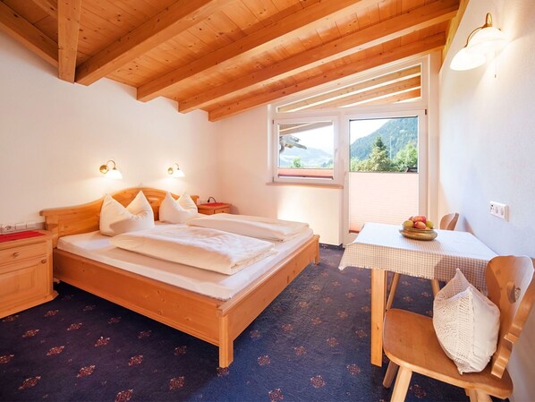 Møbel, Ejendom, Komfort, Vindue, Træ, Bygning, Orange, Indretning, Arkitektur, Bed Frame