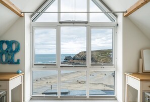 The Lookout, Portreath. Third floor: Bedroom four with 5' king-size bed and en-suite