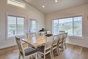 Dining Area | 10-Person Table