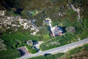 Luftbild mit Blick auf das Ferienhaus