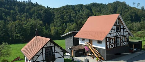 Hofbereich/ Nordseite.
Blick auf die schöne Fachwerkfassade und das Backhaus