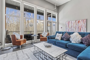 Spacious living room, huge balcony, mountain view, Queen sofa bed