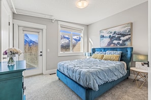 Queen suite, private bathroom, private deck, amazing view- 3F