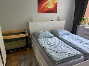 Schlafzimmer auf Wunsch mit Gitterbett.