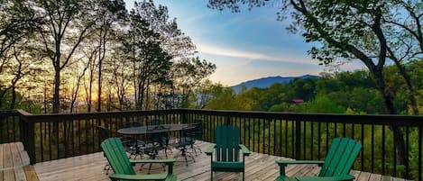 Stunning views of the Smoky Mountains. 180 degree of non obstructed views.