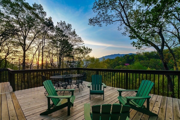 Stunning views of the Smoky Mountains. 180 degree of non obstructed views.