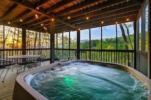 Lower Deck: Jacuzzi, amazing mountain views and dinning table