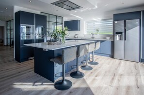 Sunrise  - 5 Bedroom Luxurious Holiday Home - Pendine (8294)