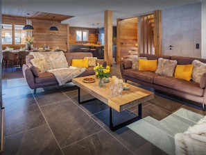 Lounge/Dining