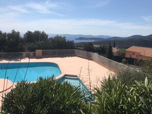 piscine de la copropriété
bassin pour les jeunes enfants
vue  baie de cavalaire