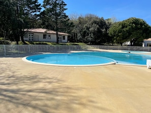 Piscine extérieur non chauffée , accessible d'avril à septembre