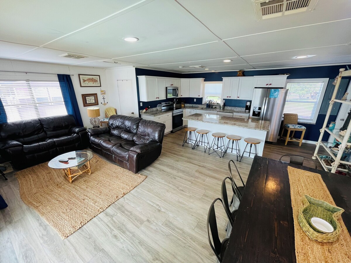 Best Texas Fishing, Waterfront with a Swimming Pool and Pet Friendly