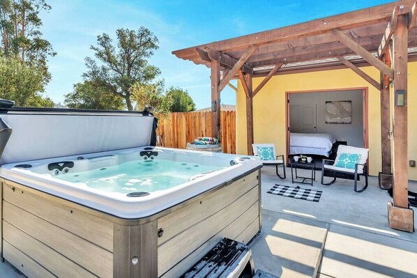 Bluetooth Hot Tub with night lights