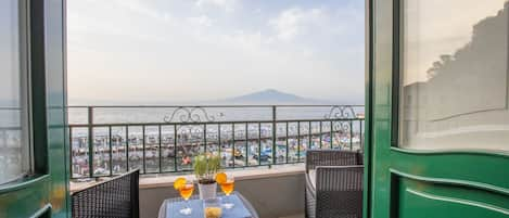 Balcony with views of the sea and Marina Grande 