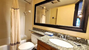 Deluxe Suite with Kitchenette and Balcony, Steps to Rodeo and Pool! 253 (657)