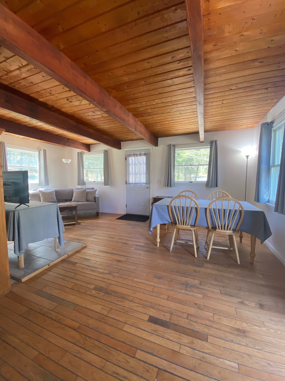 Cozy Mid-Coast Maine Cottage-steps from the beach!