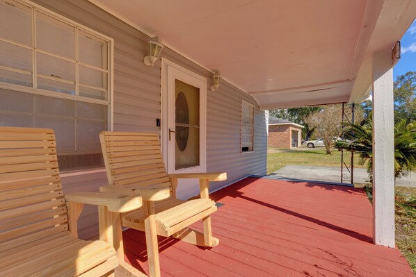 Gulfport Vacation Rental | 3BR | 2BA | 1 Step Required for Access | 1,250 Sq Ft