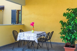 Ca. 20 m² große überdachte Gemeinschaftsterrasse mit Grillmöglichkeit