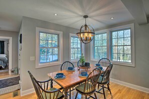 Dining Area | Dishware/Flatware Provided