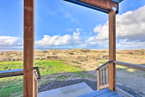 Waldport Vacation Rental | 2BR | 2BA | Stairs Required | 1,035 Sq Ft