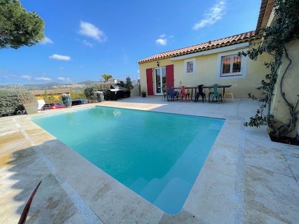 Piscine 7x3,20 mètres. Profondeur 1,50 m