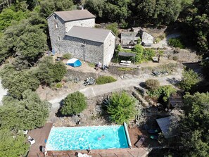 Vue du Mas Guilhem / Cance, sa piscine et ses terrasses; Il manque une terrasse!